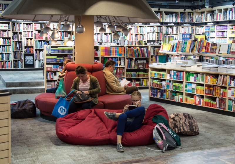 vitrine-LA ROQUEBRUSSANNE-min_books_bookstore_book_reader_readers_reading_shop_sale_books-849006