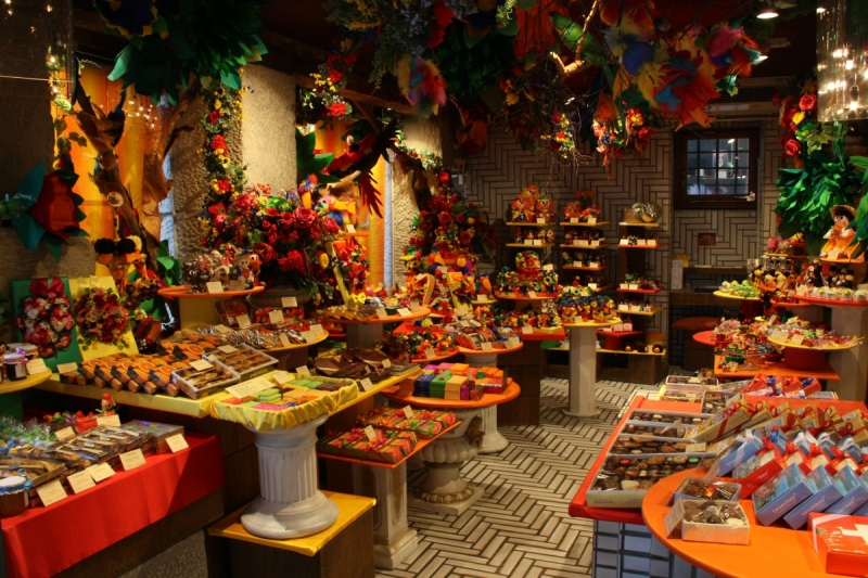 vitrine-LA ROQUEBRUSSANNE-min_candy_store_chocolate_shop_chocolate_switzerland-393515