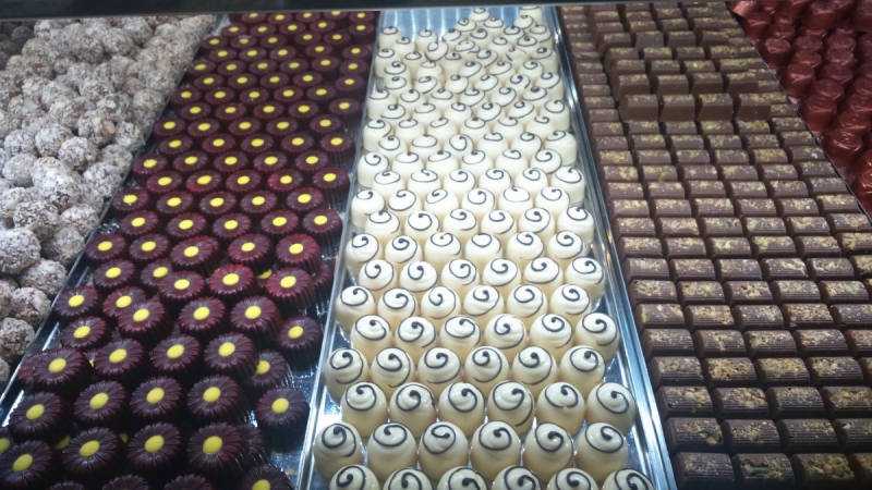 vitrine-LA ROQUEBRUSSANNE-min_chocolates_milk_chocolate_white_chocolate_truffles_candy_food_treat_cacao-1213769