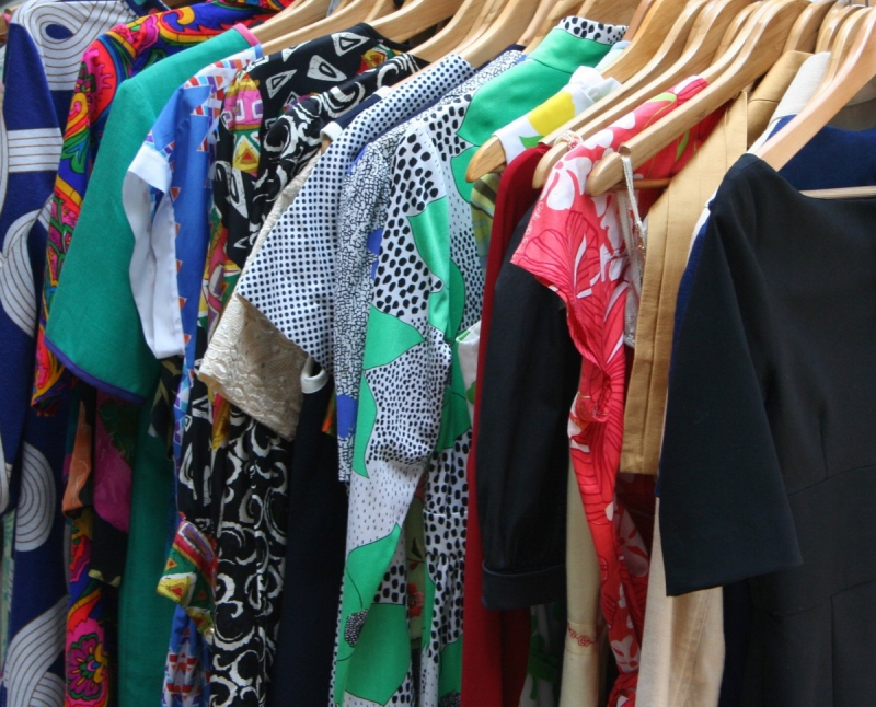 vitrine-LA ROQUEBRUSSANNE-min_dresses_apparel_clothing_clothes_clothes_hangers_wooden_hangers_retail_shop_closet-1149845
