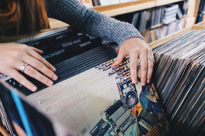 vitrine-LA ROQUEBRUSSANNE-min_vinyl_records_store_shopping_retro_music_audio_album_rock-684576