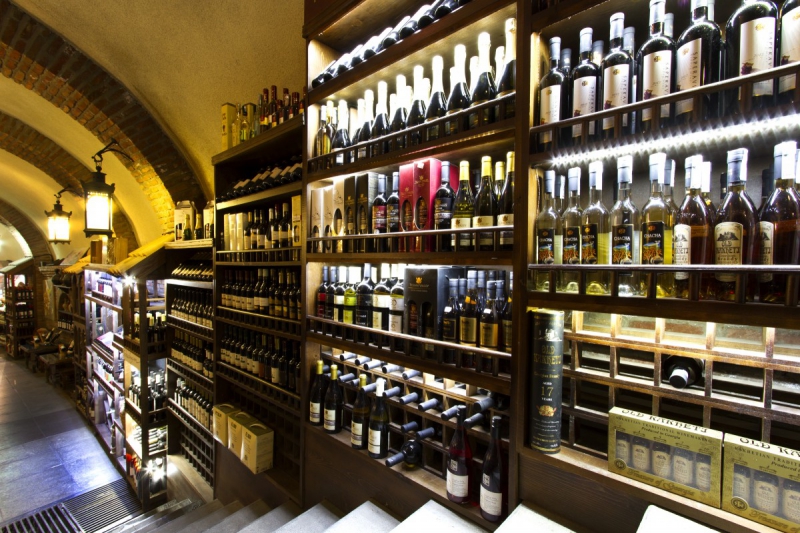 vitrine-LA ROQUEBRUSSANNE-min_world_street_travel_shop_canon_georgia_wine_bottles-429767